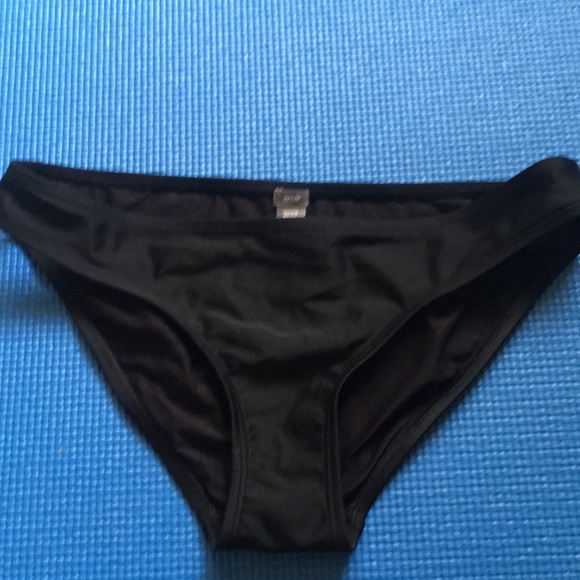 Black bikini - Picture 3 of 3